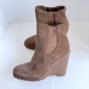 MICHAEL Michael Kors Women's Thea Boot Wedge Heel Chelsea Tan Caramel Su…